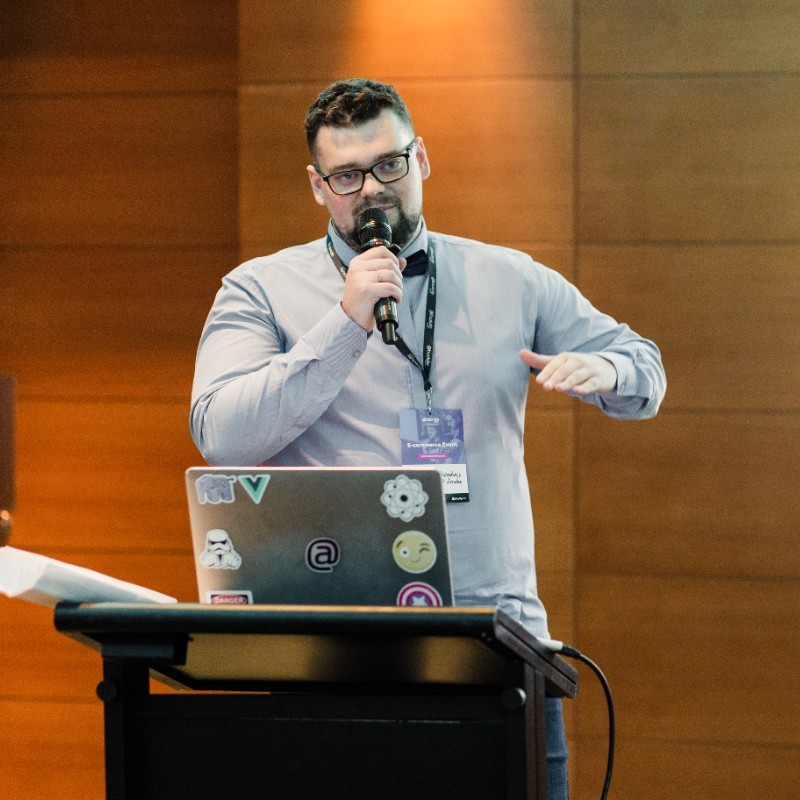 Dmytro Perederii speaking at an eCommerce conference